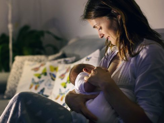 Giving a breastfed baby a bottle hot sale of expressed milk at night